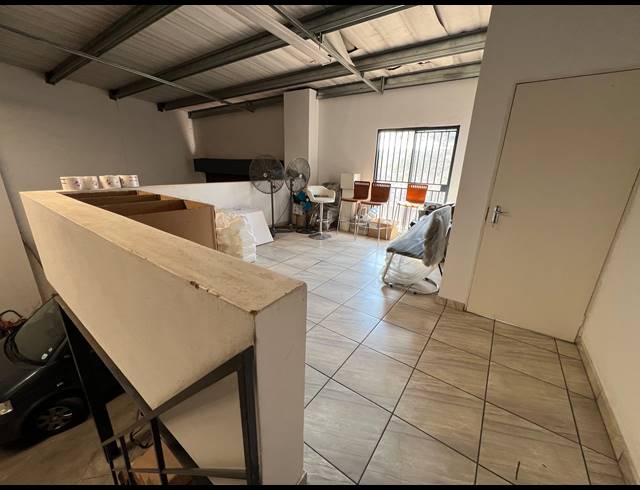 180M² WAREHOUSE TO LET IN COSMO BUSINESS PARK